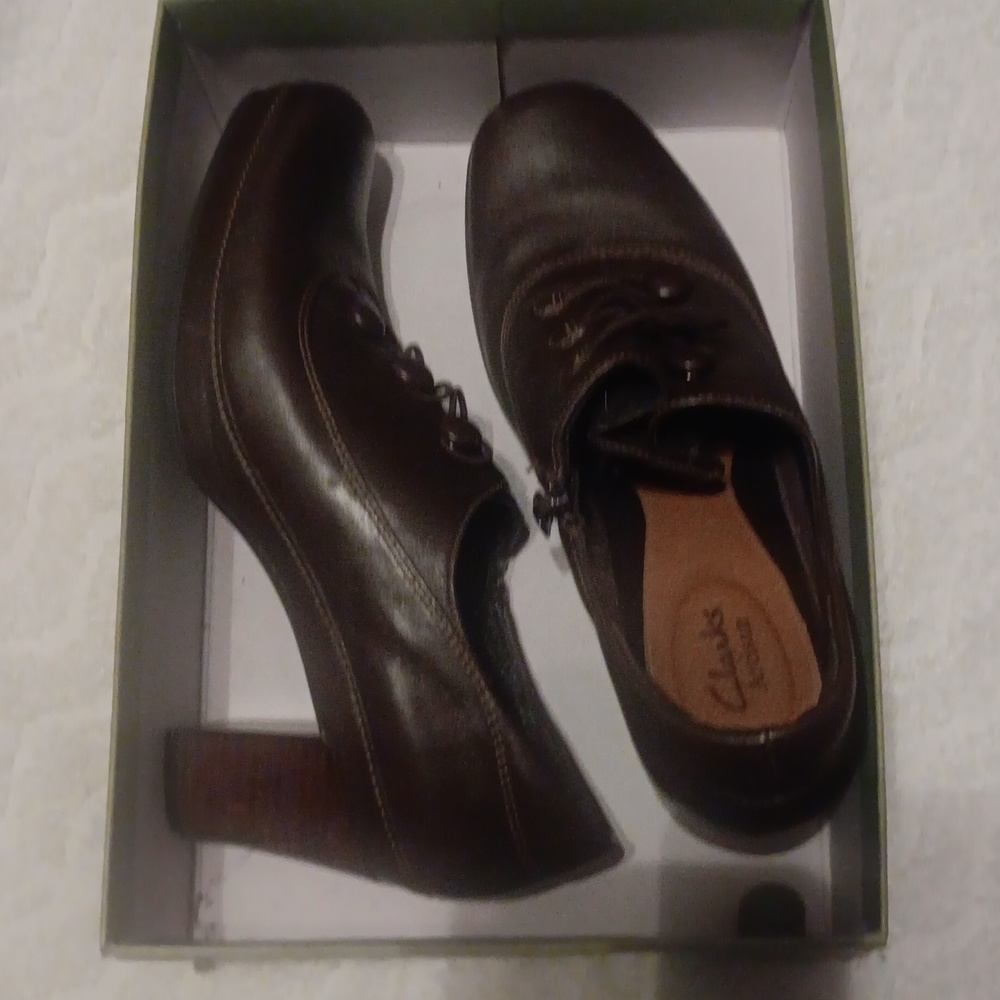 Clark's Artisan shoe boots sz 9 Brown